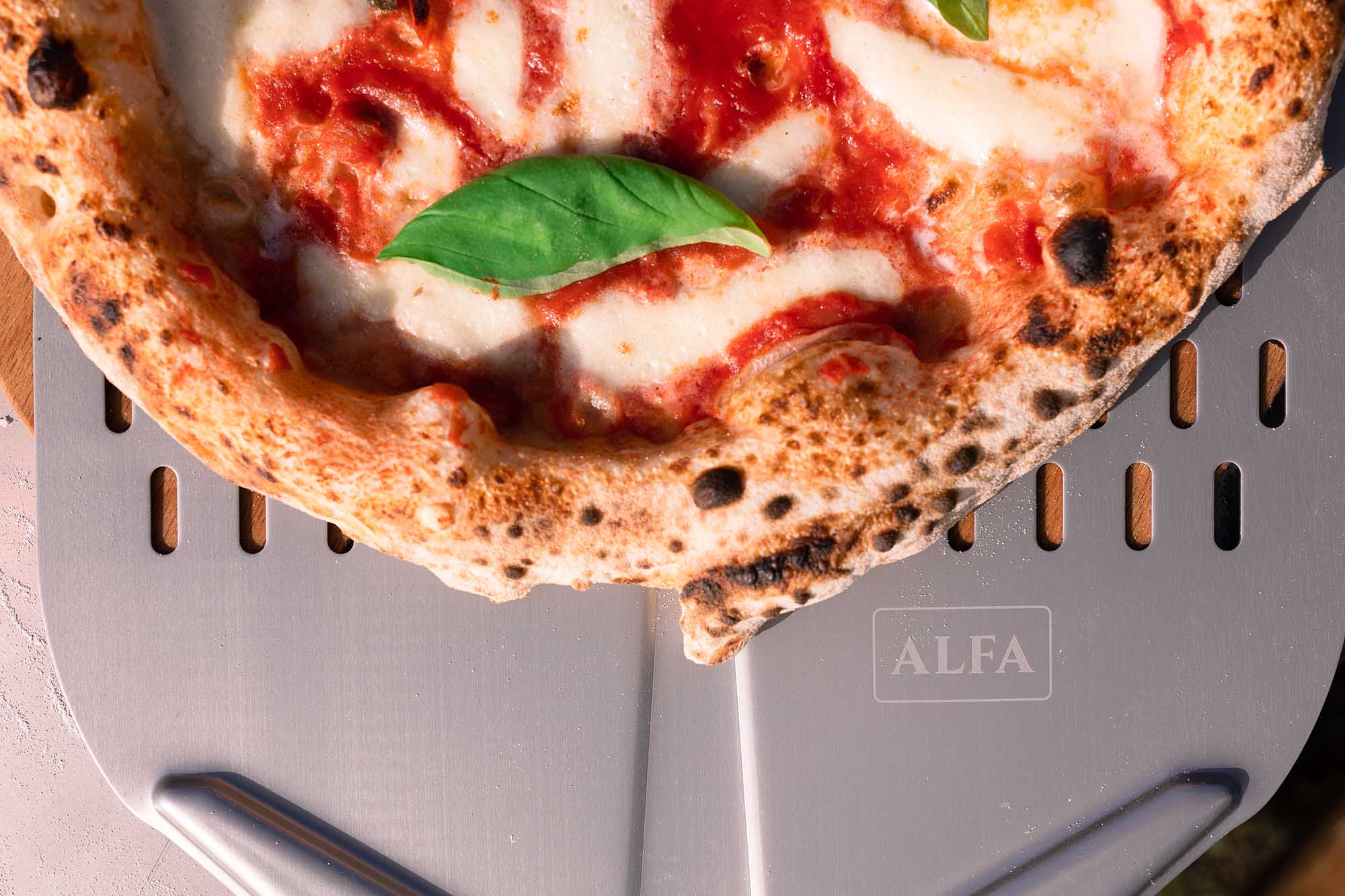 Friss margherita pizza Alfa pizzalapáton